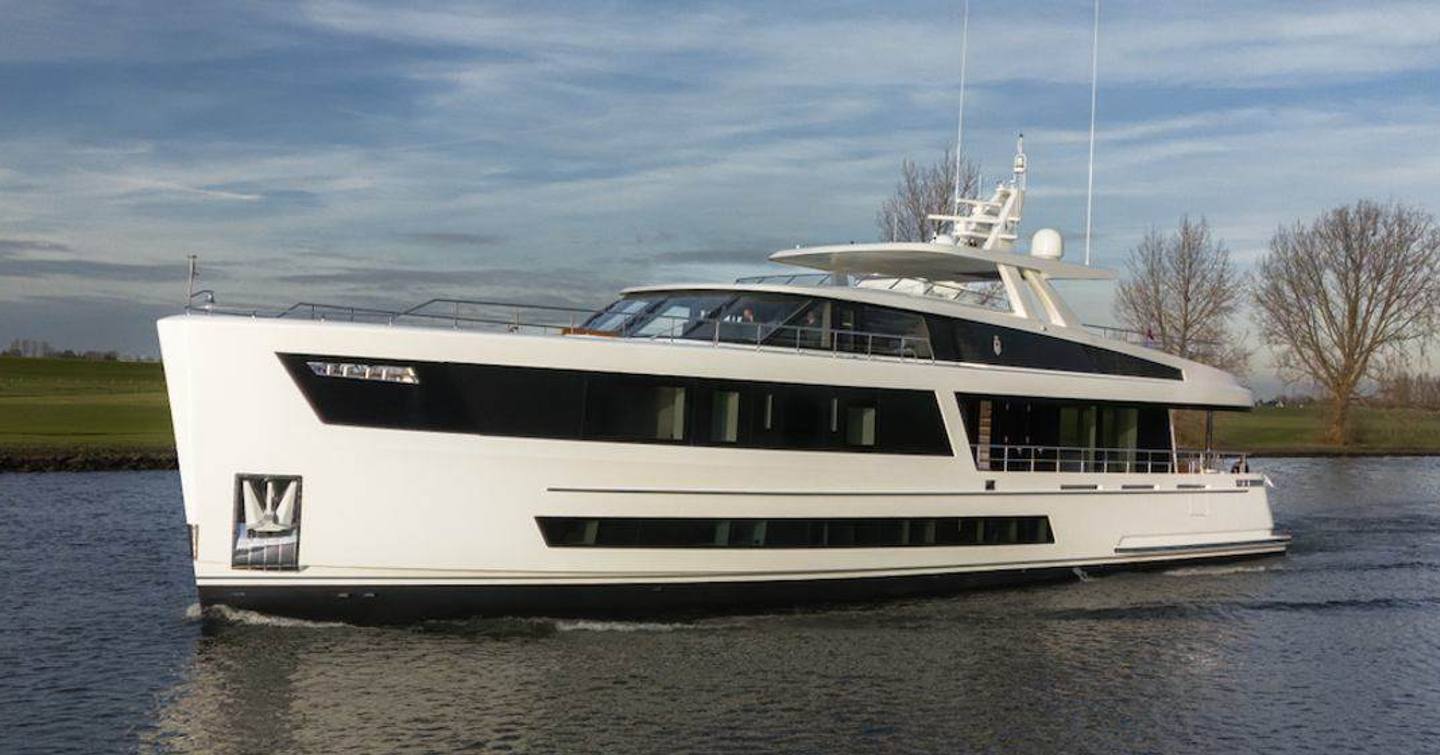 Superyacht Jangada under way 