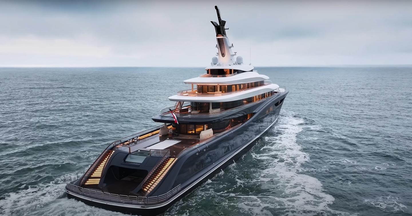 Superyacht Breakthrough's stern while under way
