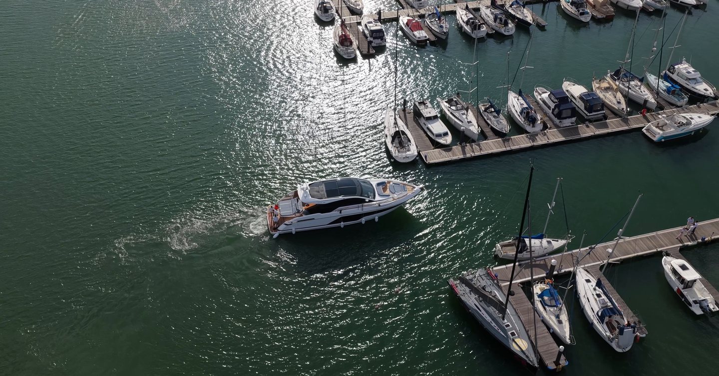 Fairline Targa 58 GTO manoeuvring into a marina berth