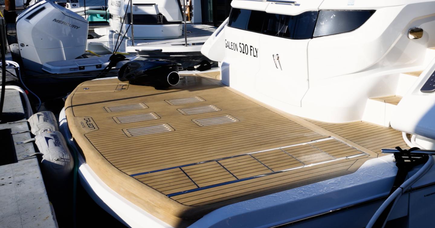 Galeon 520 Fly hydraulic bathing platform with teak decking and tender handling area