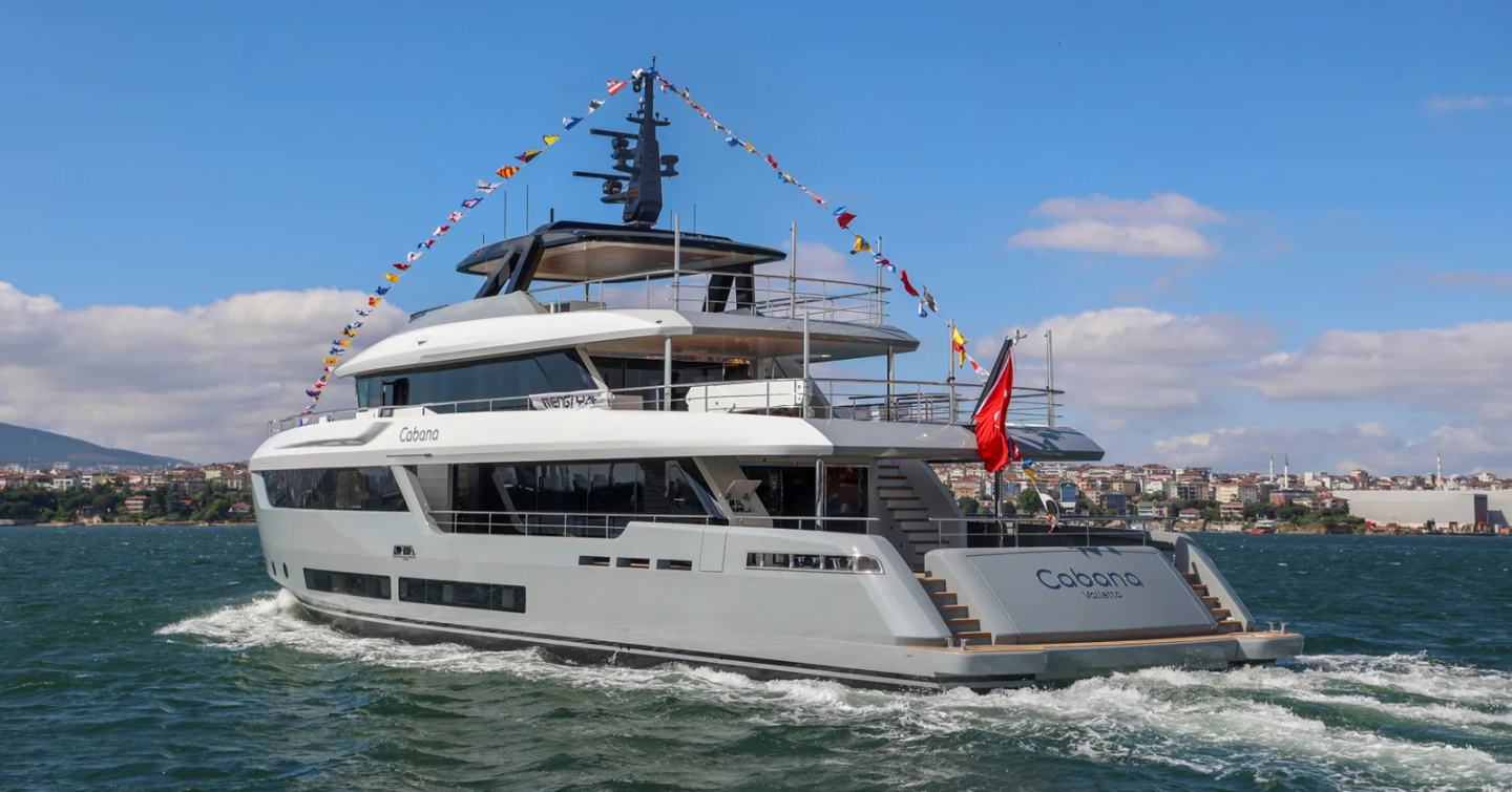 Explorer Yacht Cabana under way 