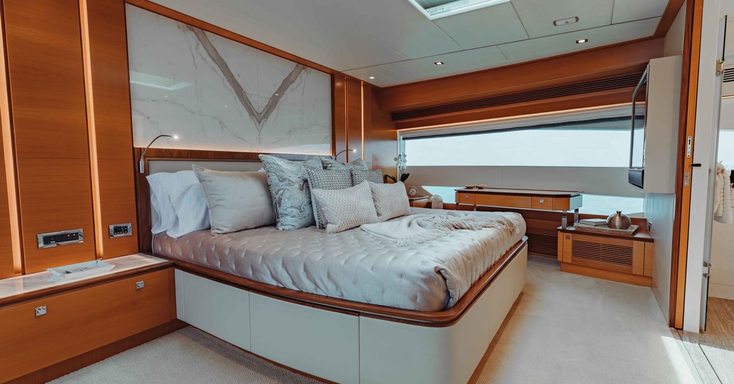 Motor yacht Midnight Moon's stateroom