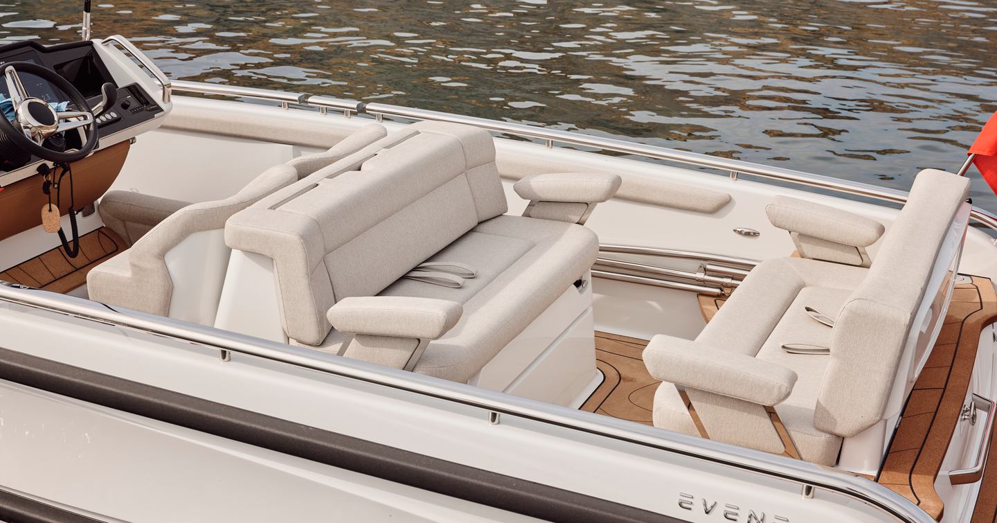 Close up of Evene tender seating