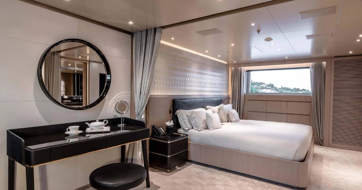 Superyacht Kinda master cabin