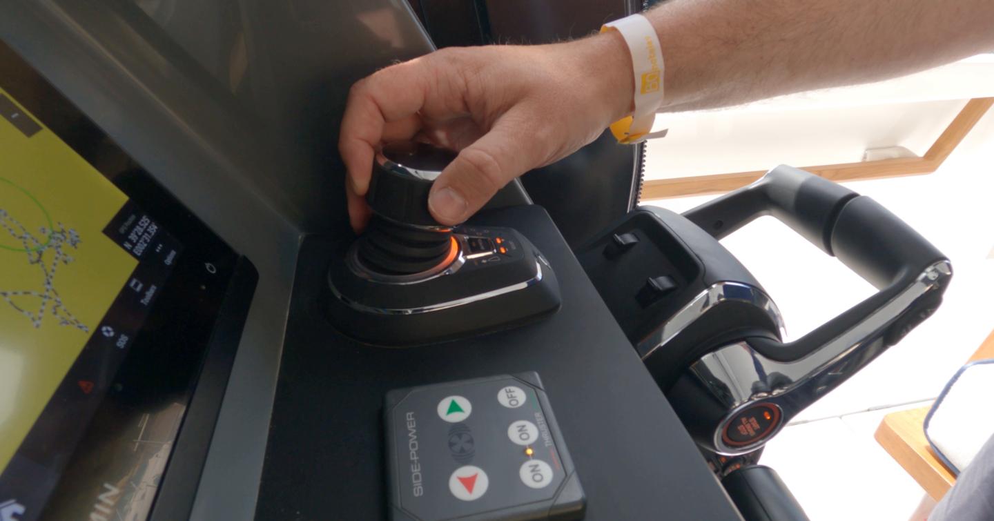 Aiata-Wayfinder-38-Suntop-Review-helm-joystick-control-and-throttle-detail