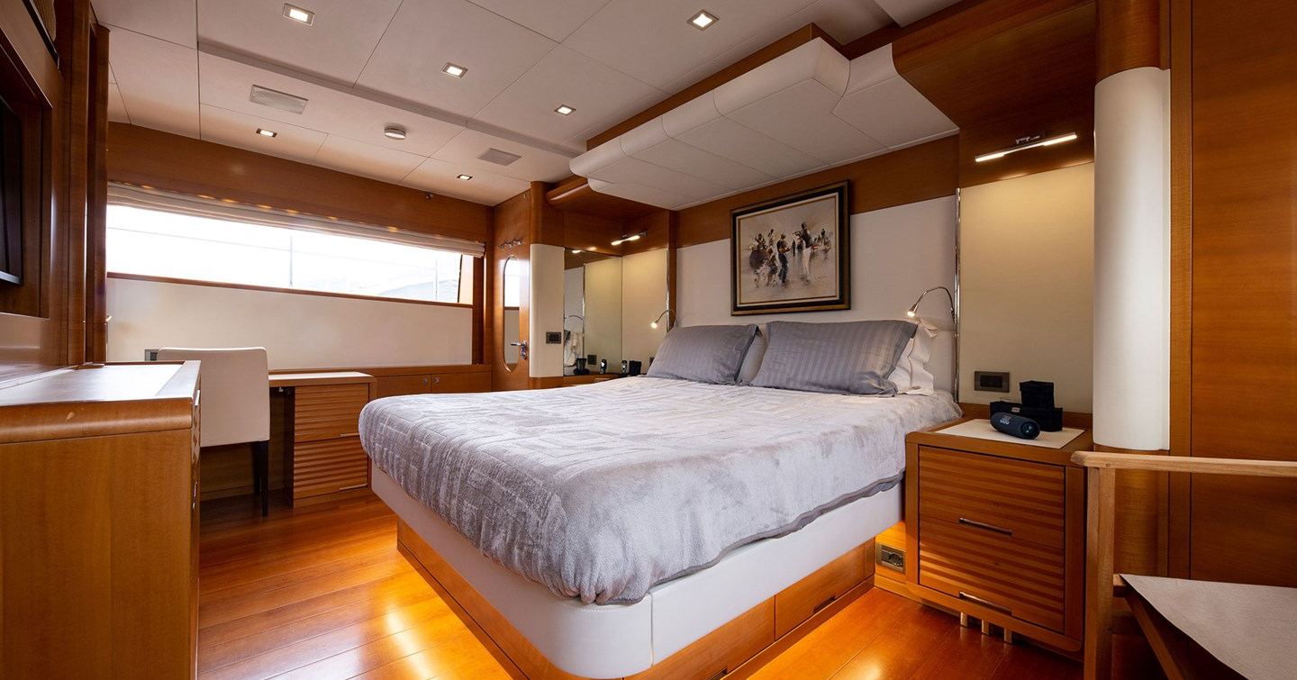 Motor yacht Sofia of Tortolia owner's bedroom