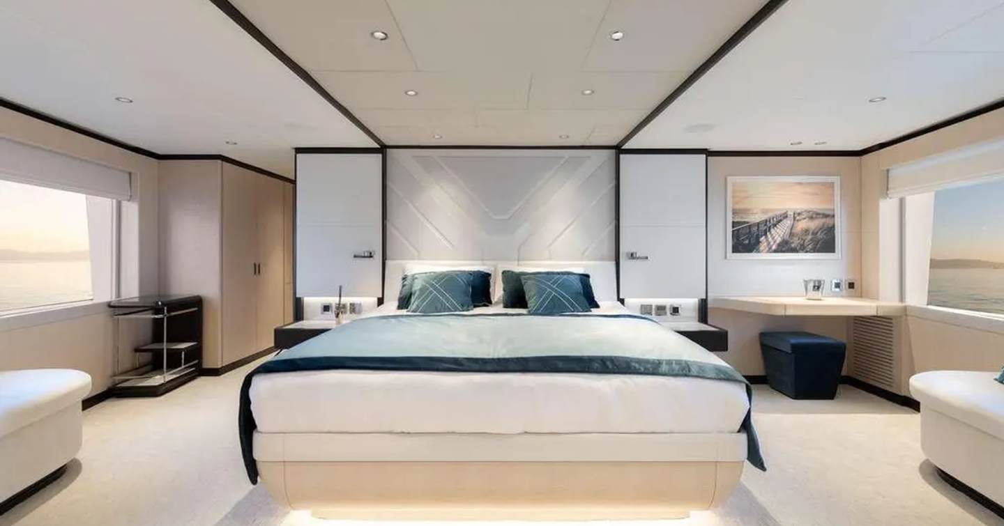 Superyacht Beaute owner's room