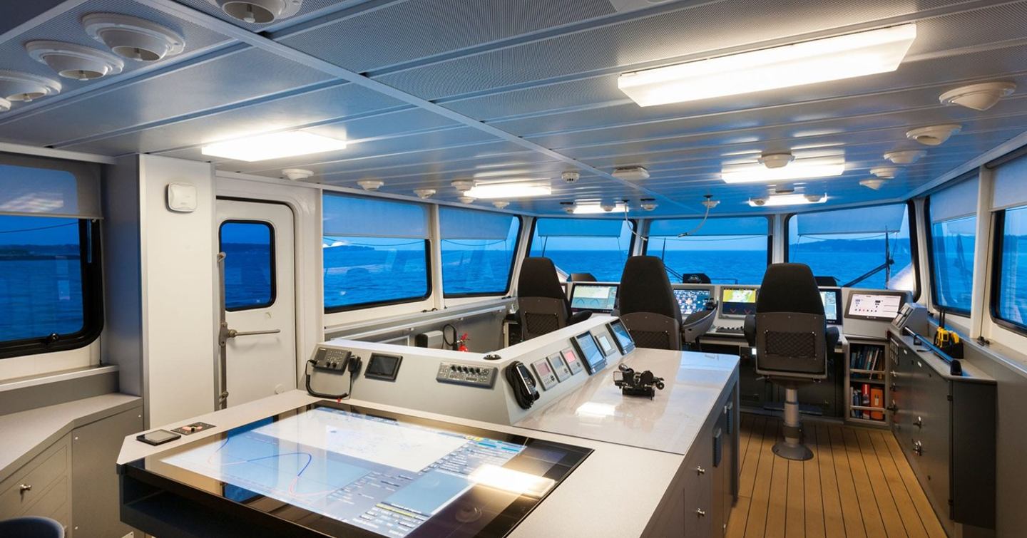 Damen-YS5009-motor-yacht-Axis-bridge-navigation-desk