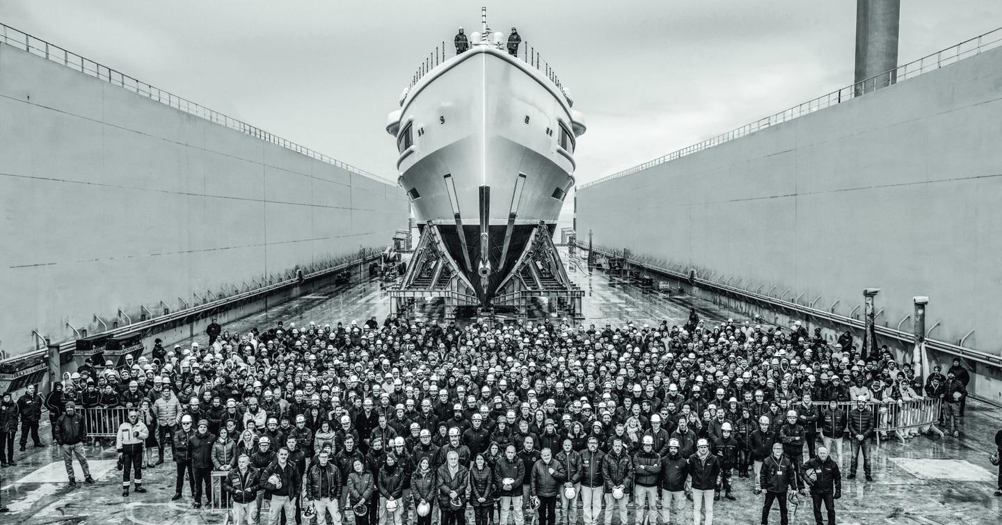 Azimut | Benetti team in front of yacht under construction 