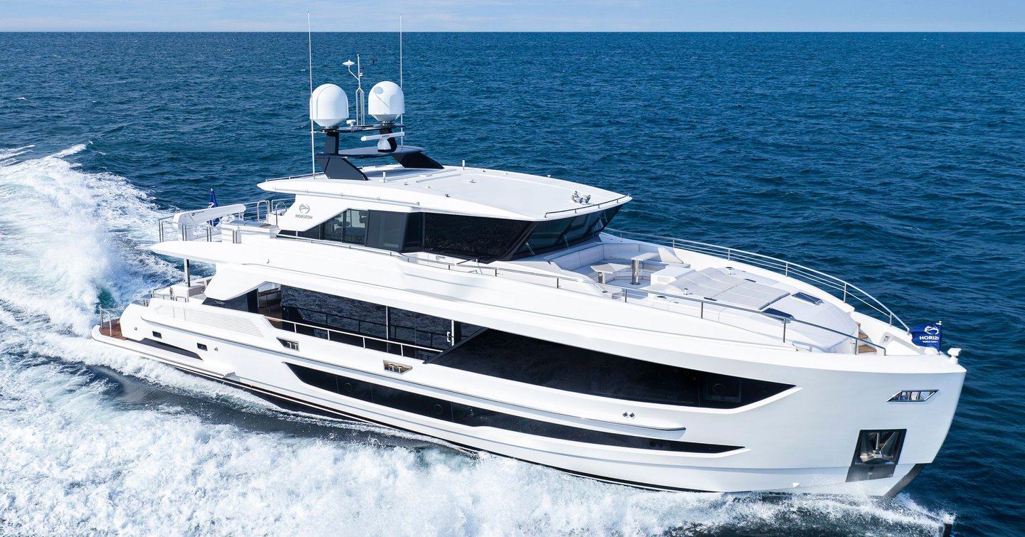 Horizon FD90 Skyline Hull 30 motor yacht under way