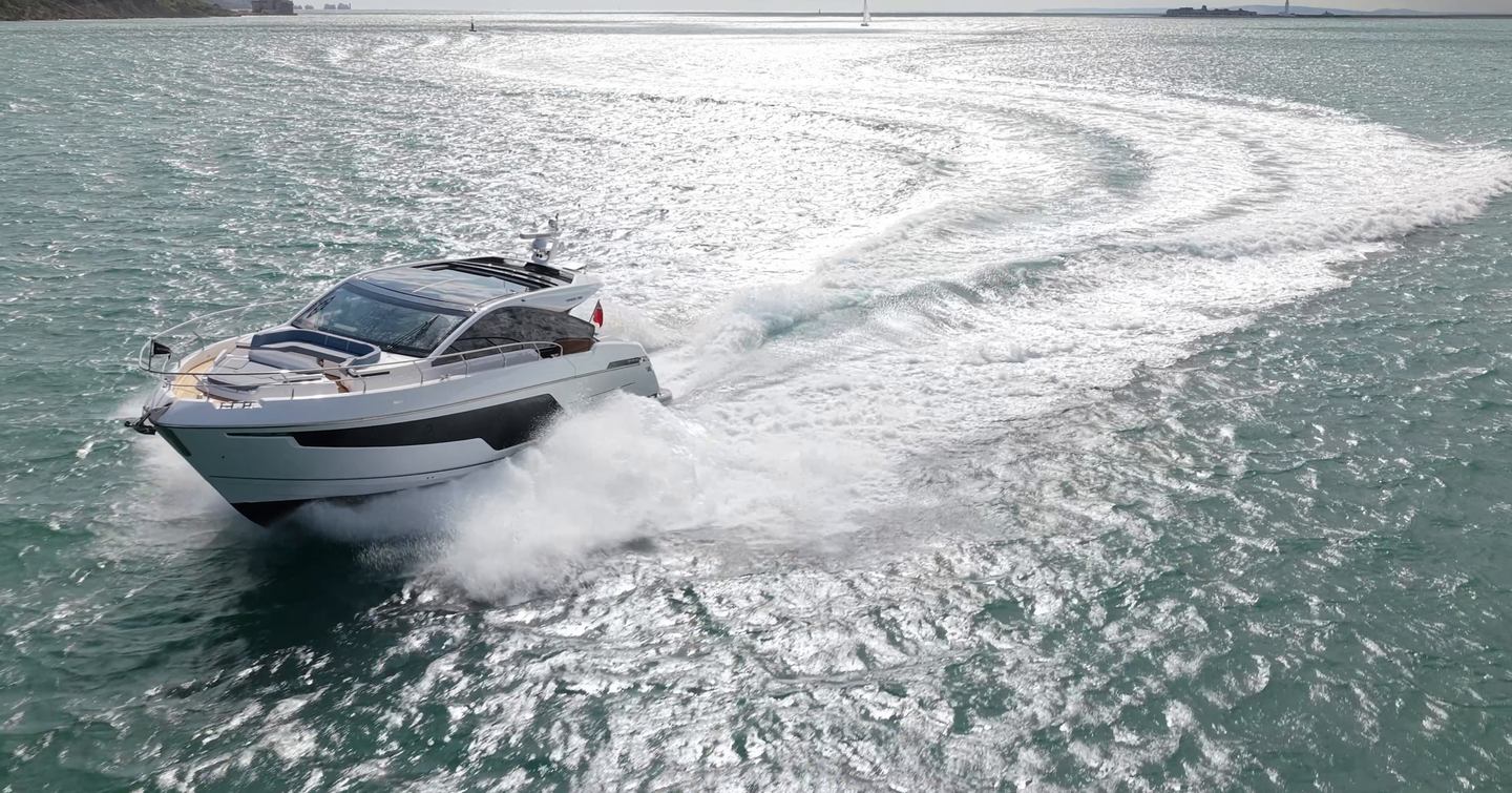 Fairline Targa 58 GTO turning at speed during YachtBuyer sea trial