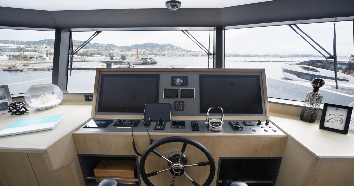 Outer-Reef-Yachts-780-Adventure-Review-helm-station