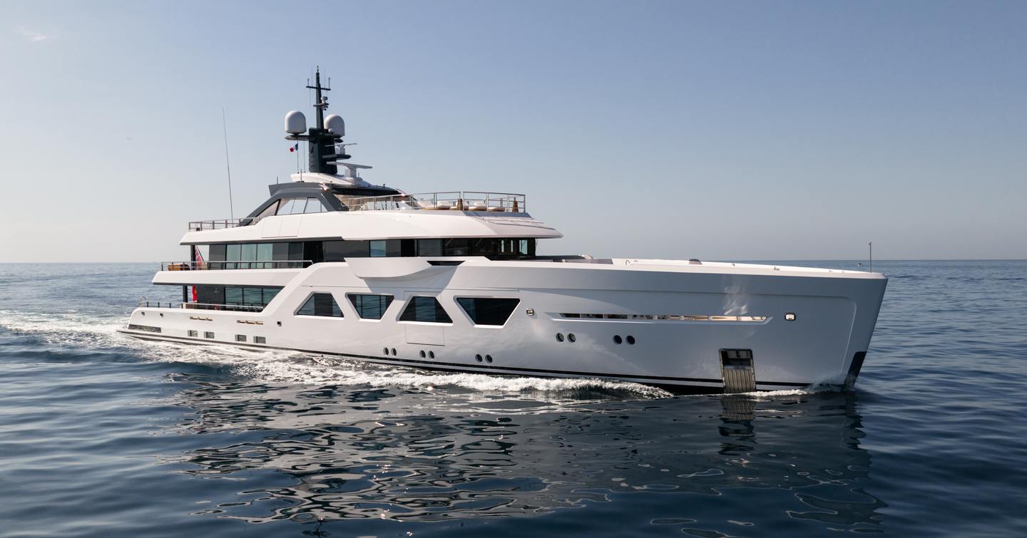 Superyacht QU2 under way 