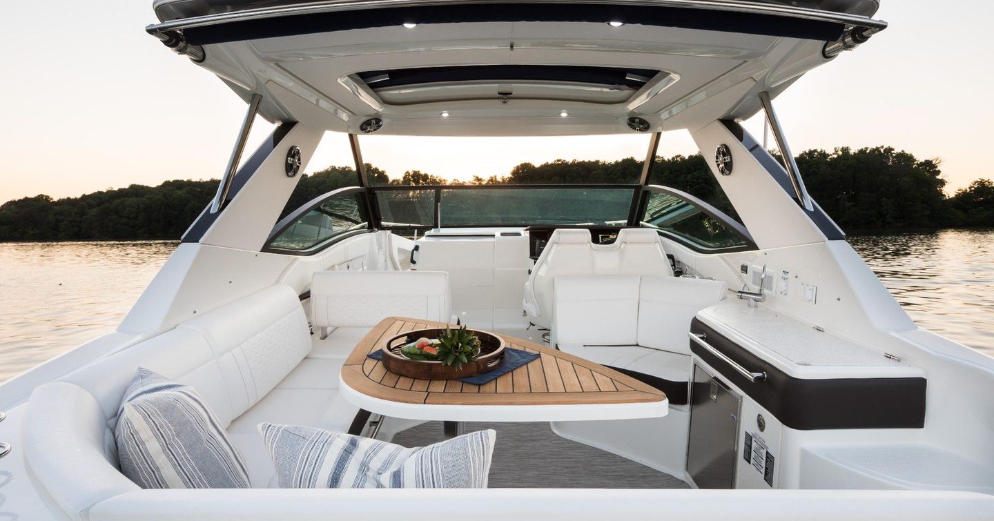 Sea-Ray-Sundancer-320-main-deck-seating