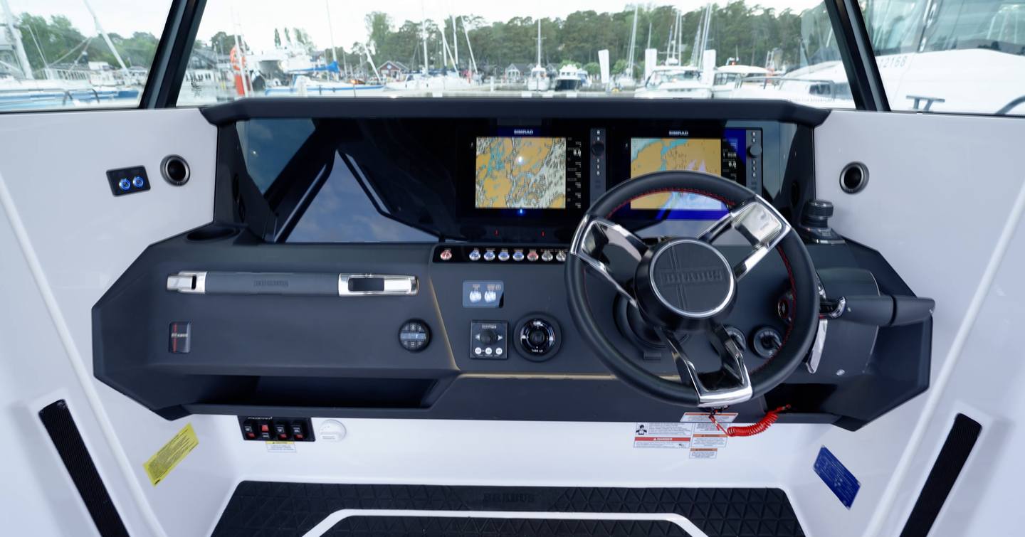 Axopar-29-CCX-Review-helm-dash