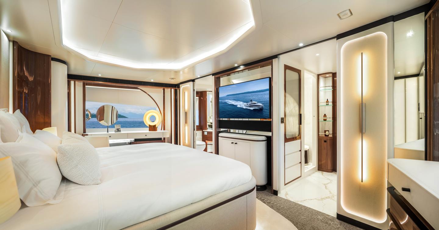Horizon FD100 Skyline motor yacht master cabin