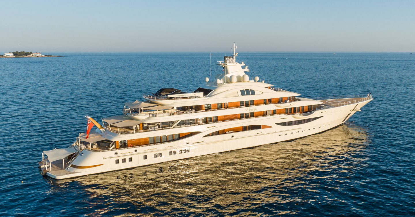 Superyacht Alaiya under way