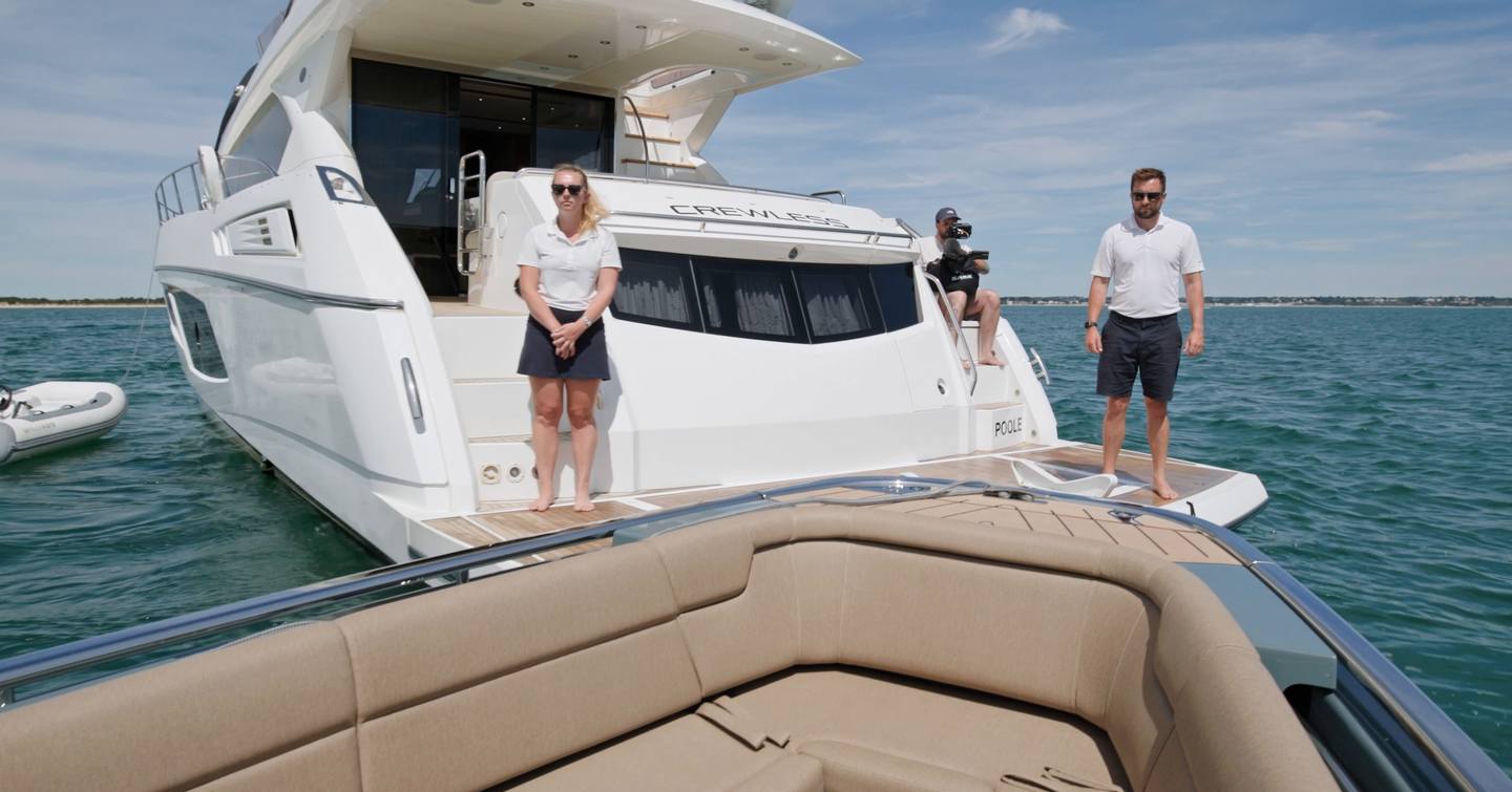 Evene Origin 71 approaching the Sunseeker Manhattan 65 bathing platform