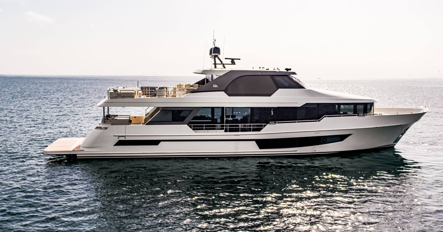 Ocean Alexander 32L motor yacht at anchor 