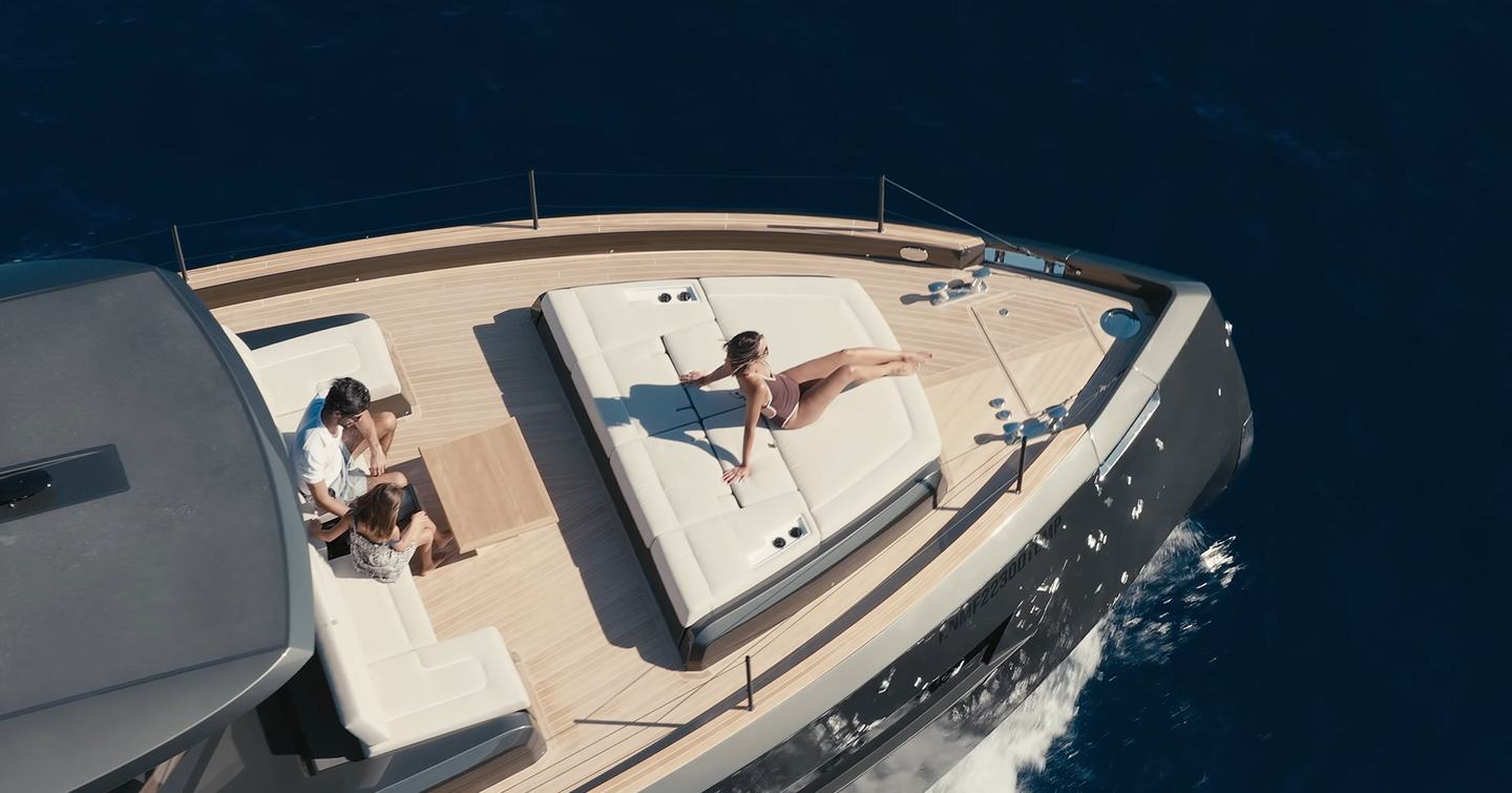 Pardo GT65 foredeck lounge with large sunpad and seating