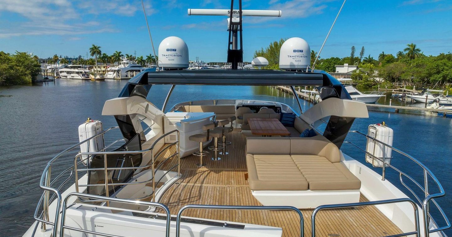 Motor Yacht Aqua Vista flybridge