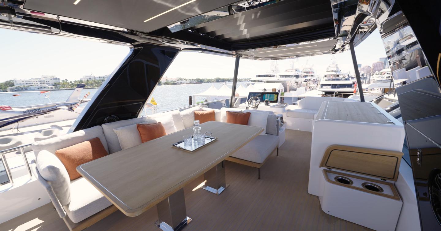 Pardo-E72-Review-flybridge-dinette