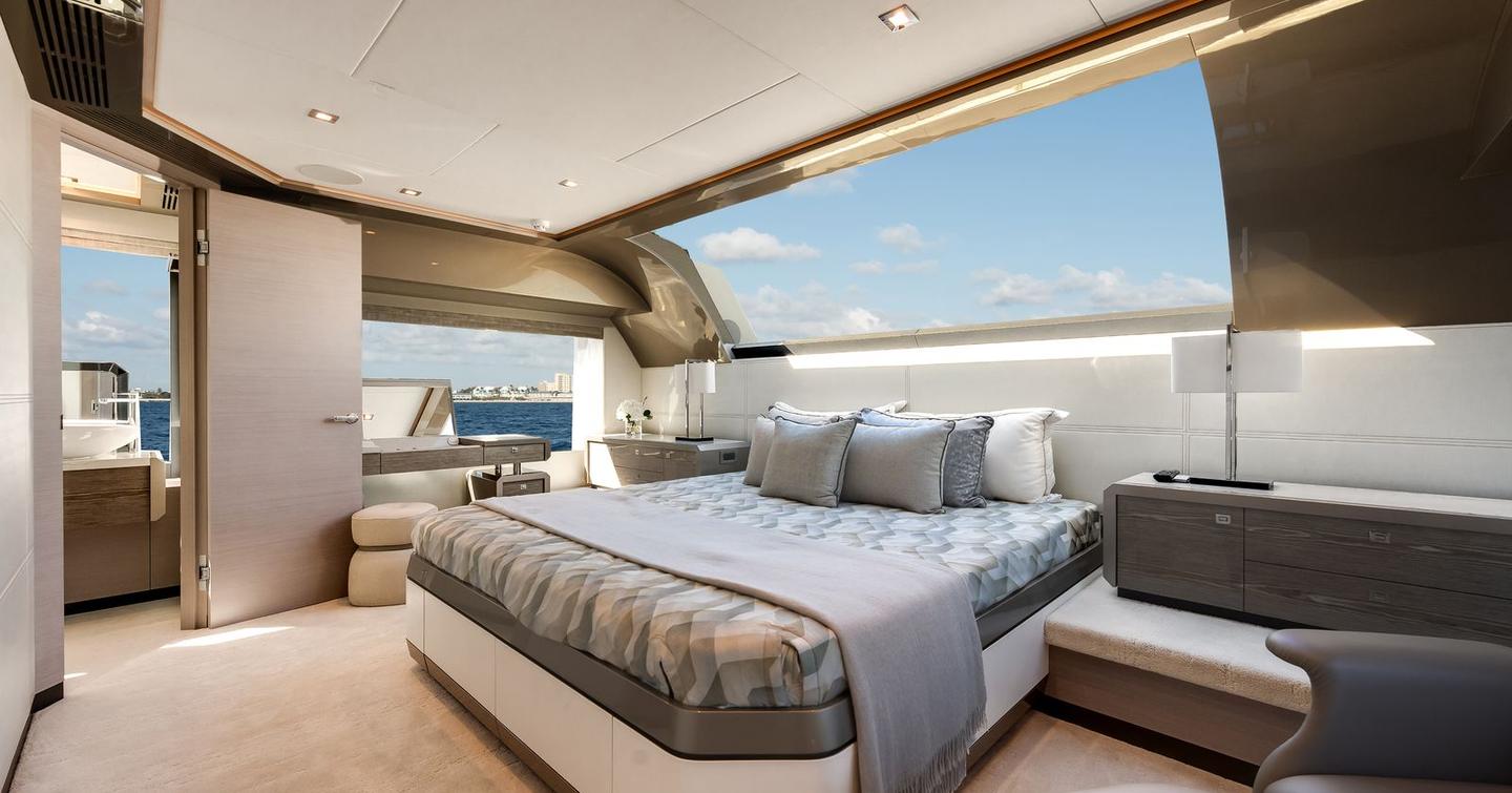 Ocean Alexander 28E motor yacht master cabin with panoramic 