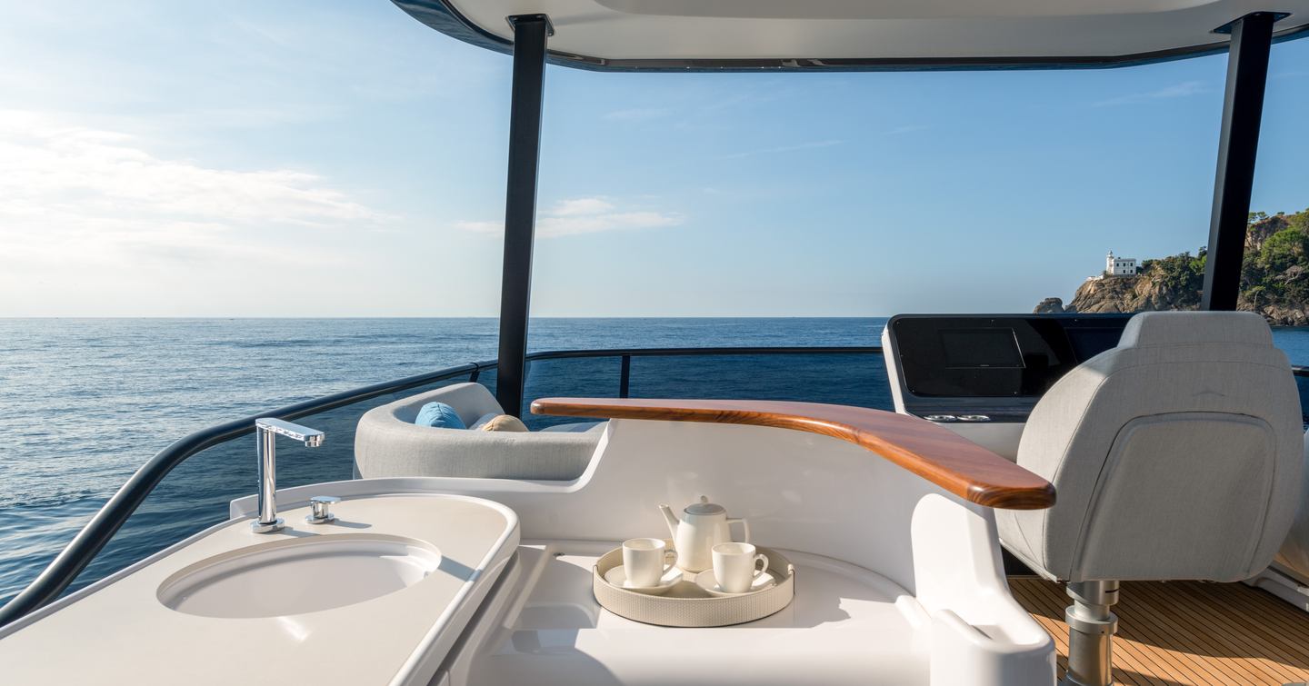 Azimut 68 design, azimut 68 helm