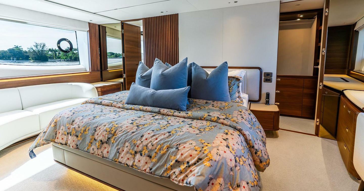 Motor Yacht Cosa Bella master cabin 