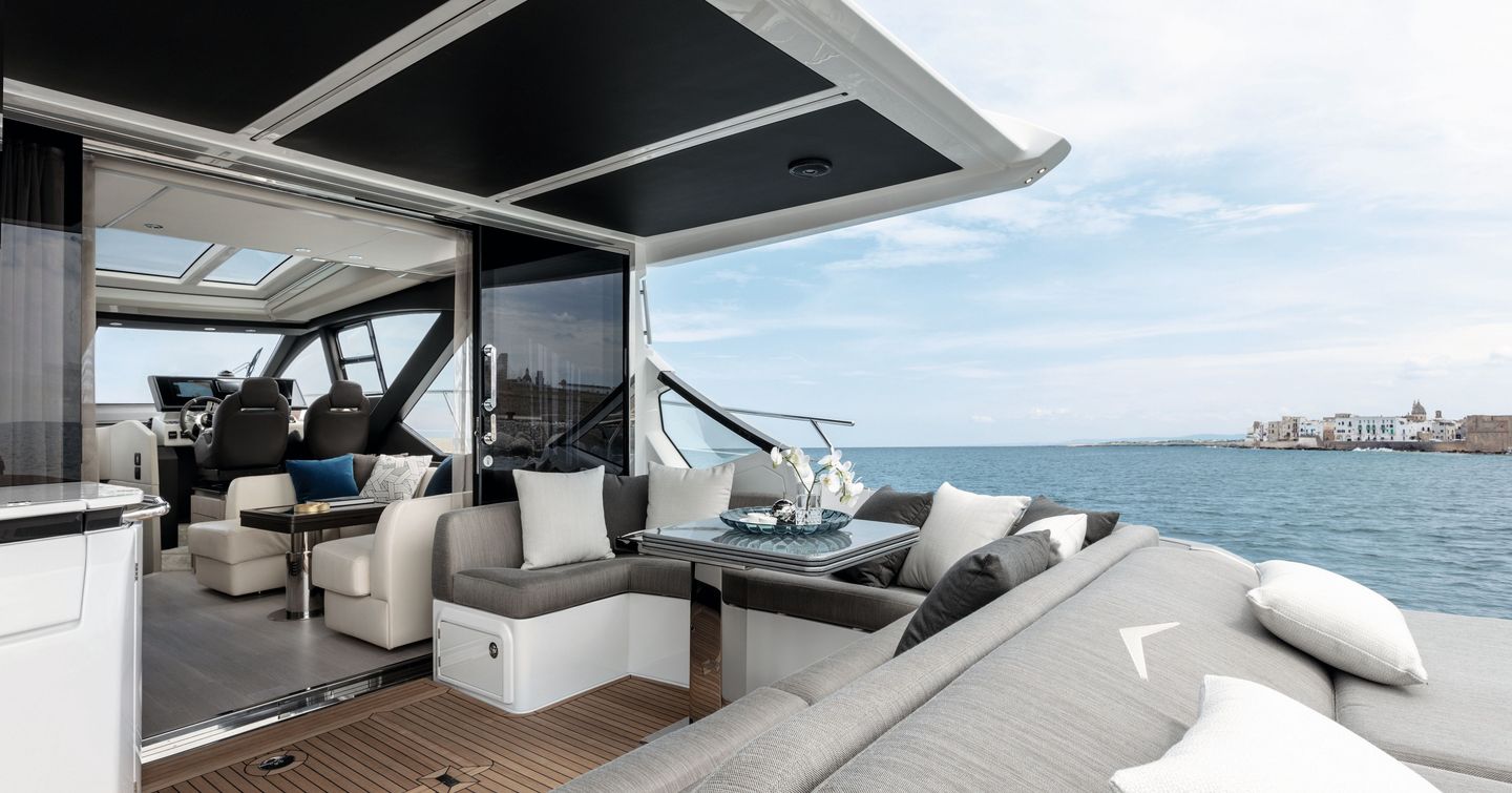 Azimut S7 sportsbridge aft deck