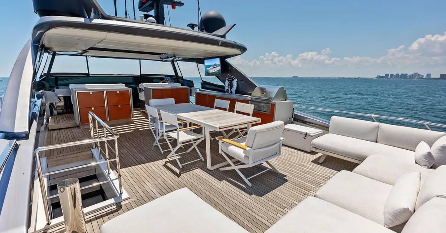 Sanlorenzo motor yacht Gatsby sundeck with seating 