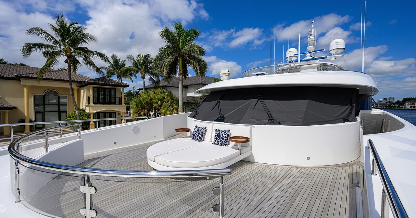 Superyacht Neenah foredeck