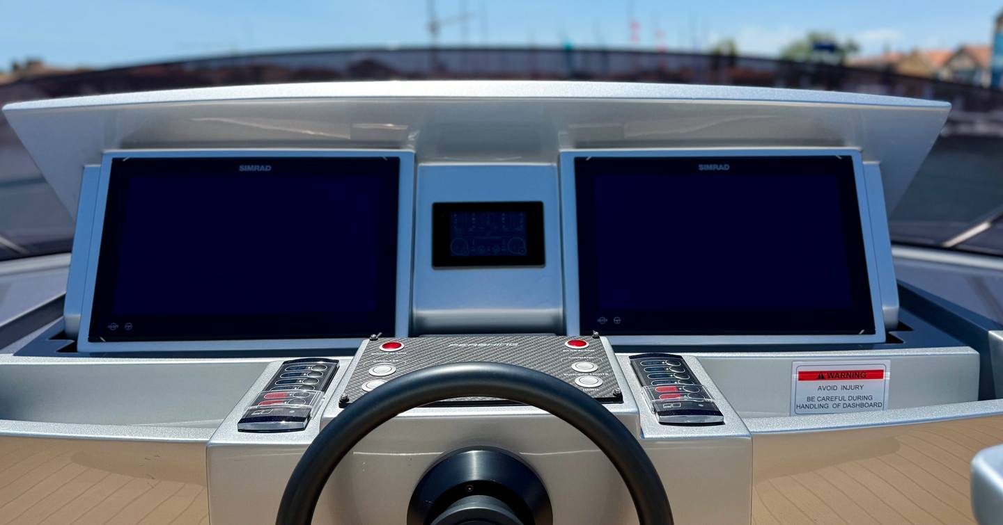 Pershing-8X-Review-upper-helm-dash
