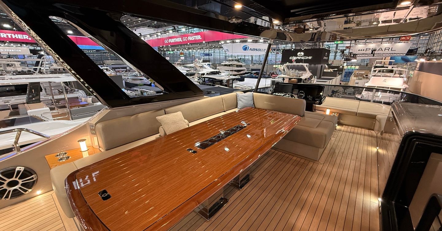 solaris-power-70-long-range-flybridge-dining-table