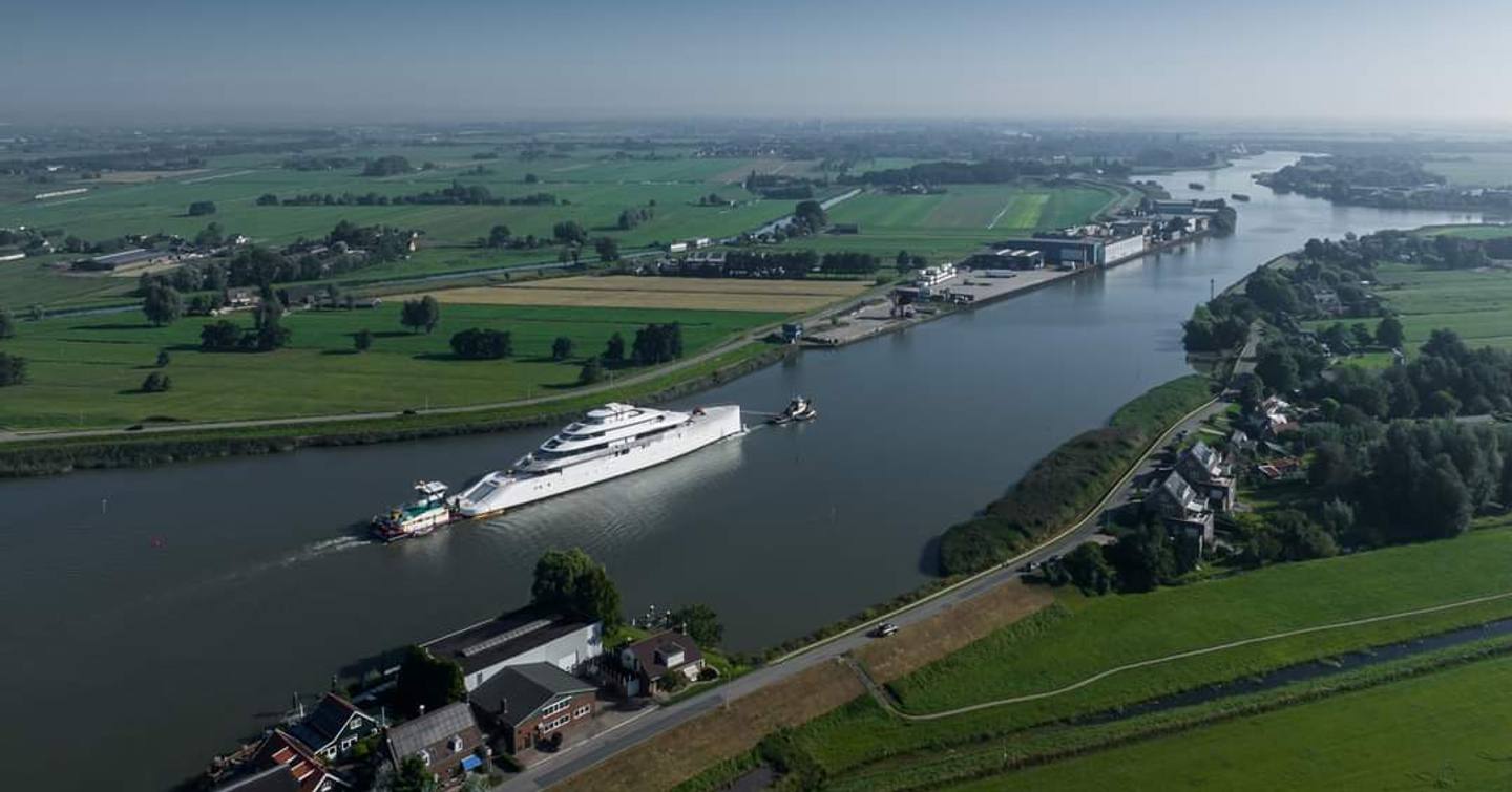 Superyacht Feadship 824 under way