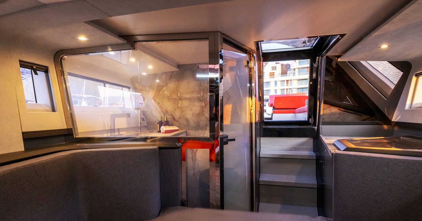 Dominator-Midi-Ilumen-M35-lower-deck