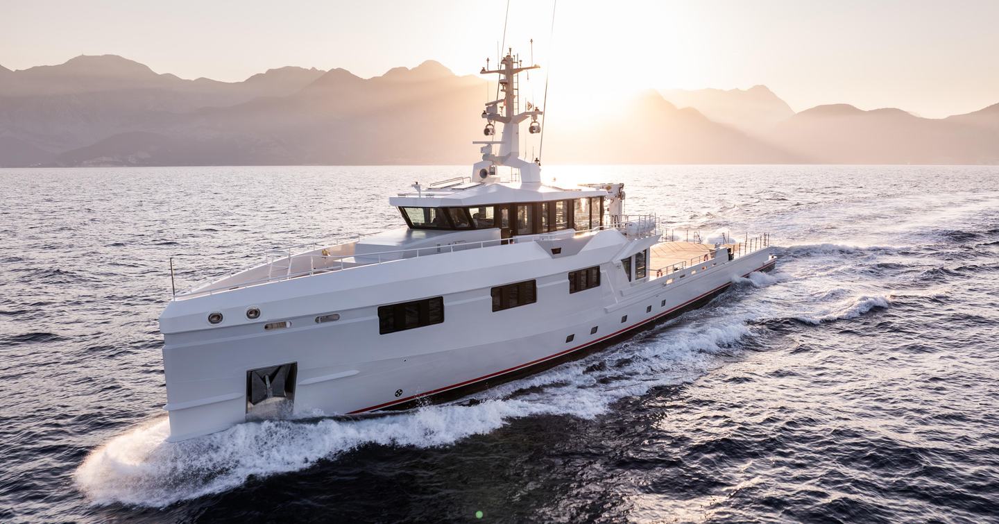 Motor yacht Emotional underway