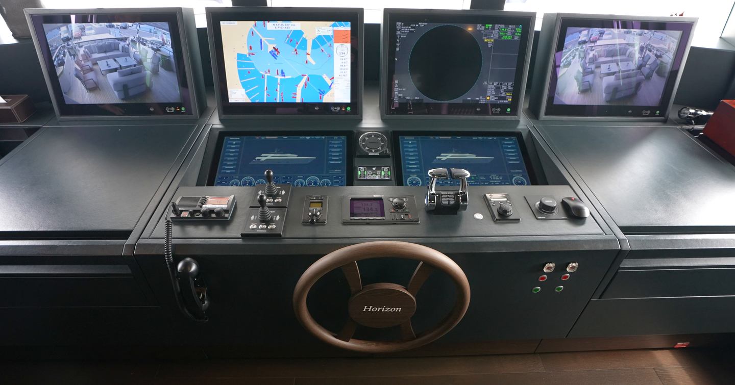 Custom-Line-Navetta-42-Review-helm-station