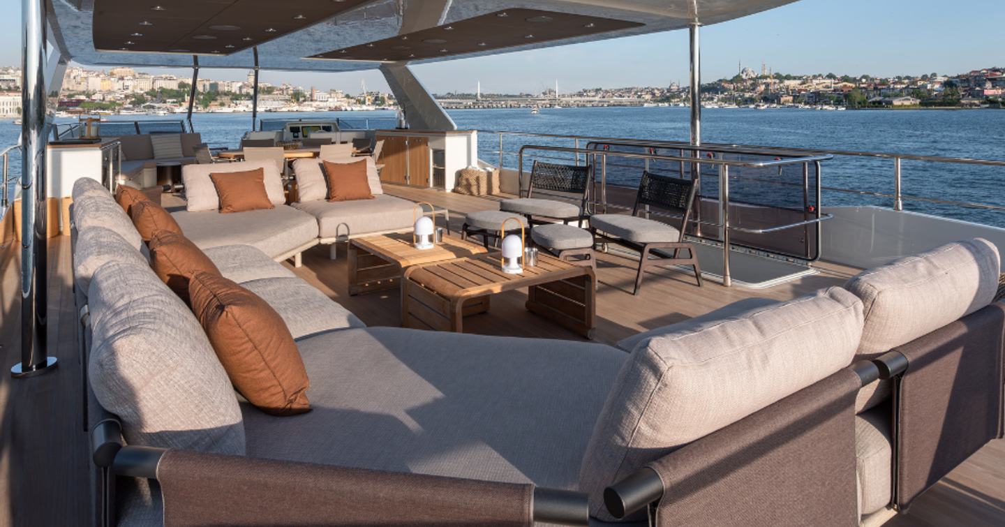 Numarine 27XP Explorer Yacht Maske flybridge with U-shaped seating 