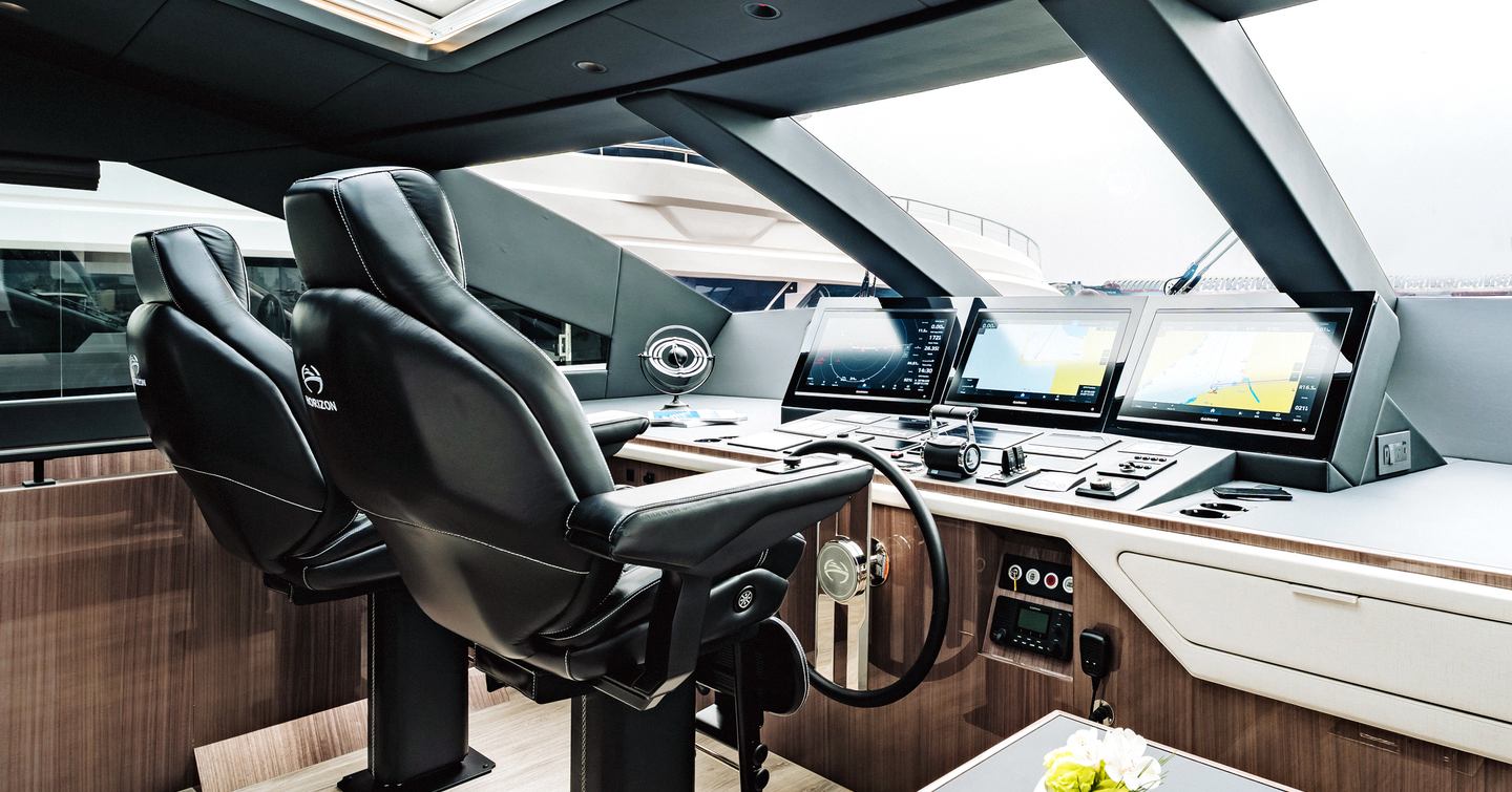 Horizon ES88 motor yacht KEΦI pilothouse 