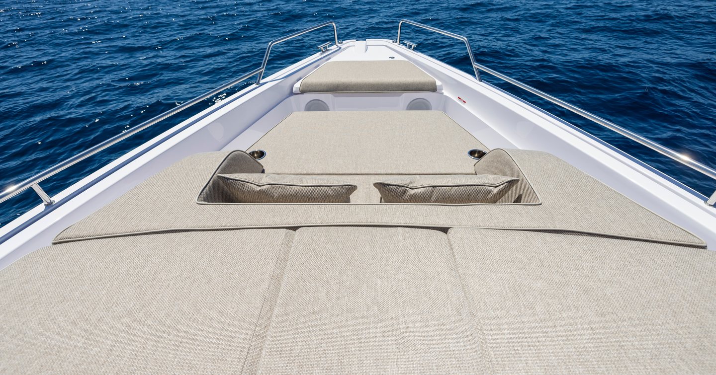 Axopar-45-Sun-Top-foredeck