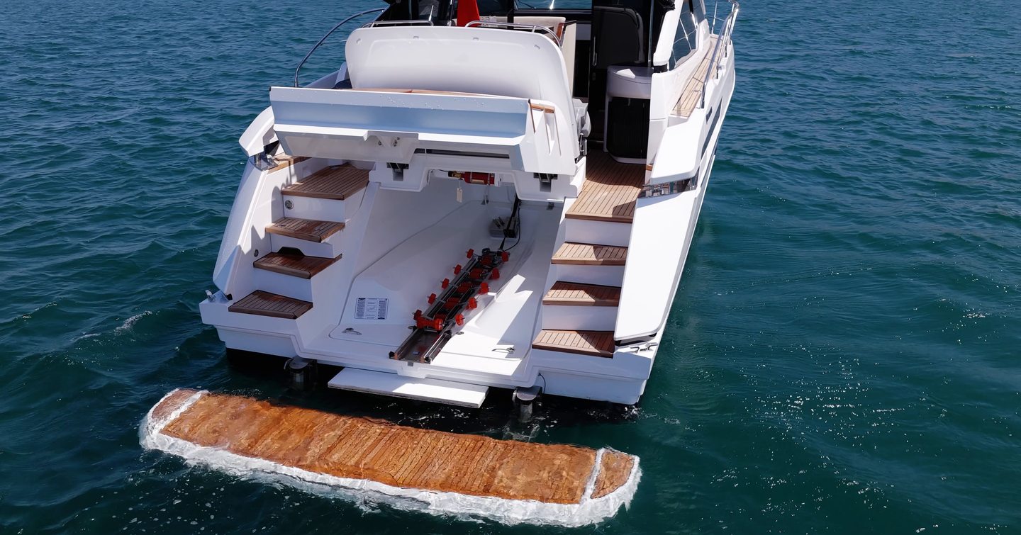 Tender garage on the Fairline Targa 47 GT sized for a Williams 280 MiniJet