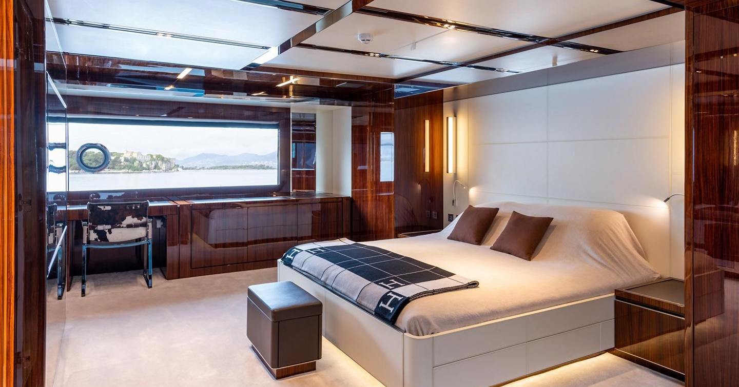 Superyacht Onyx's master cabin