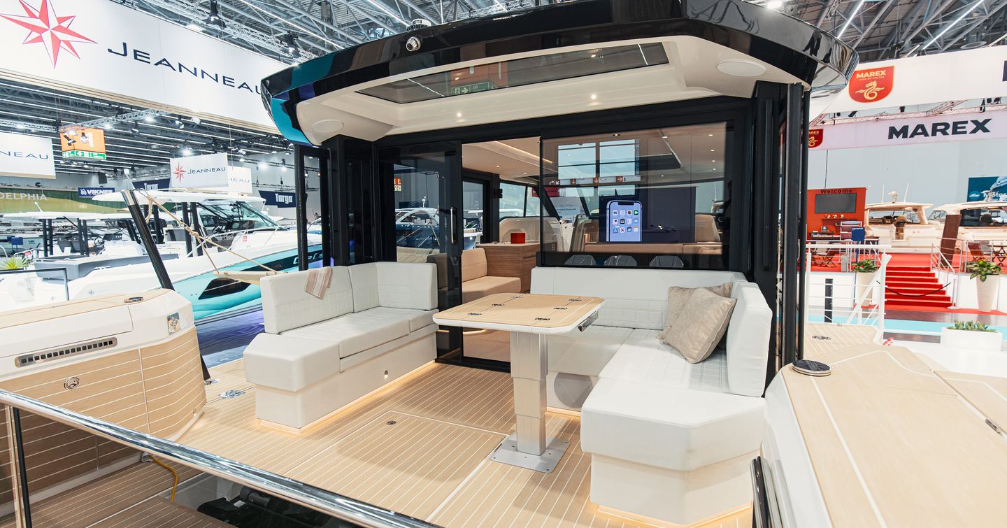 Saxdor-460-GTC-Review-aft-cockpit-seating-with-dining-table