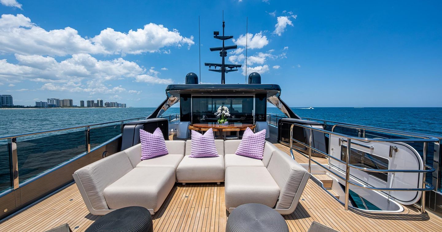 Motor Yacht Splash flybridge U-shaped sunpad 