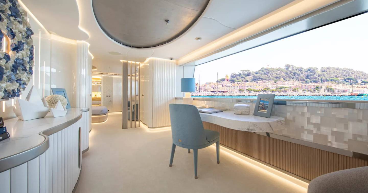 Superyacht Oceanbird's presidential suite