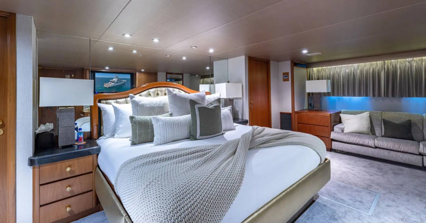 Motor Yacht Lady Sandals bedroom