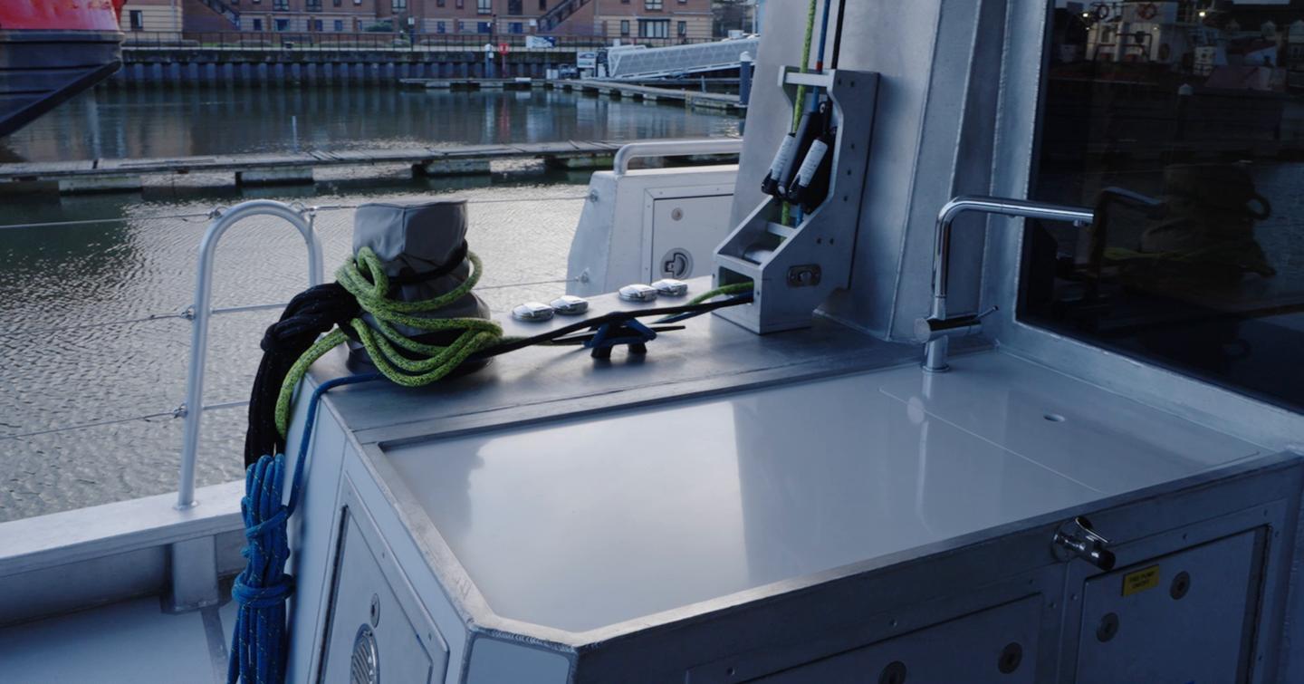 Arksen-85-Review-cockpit-storage
