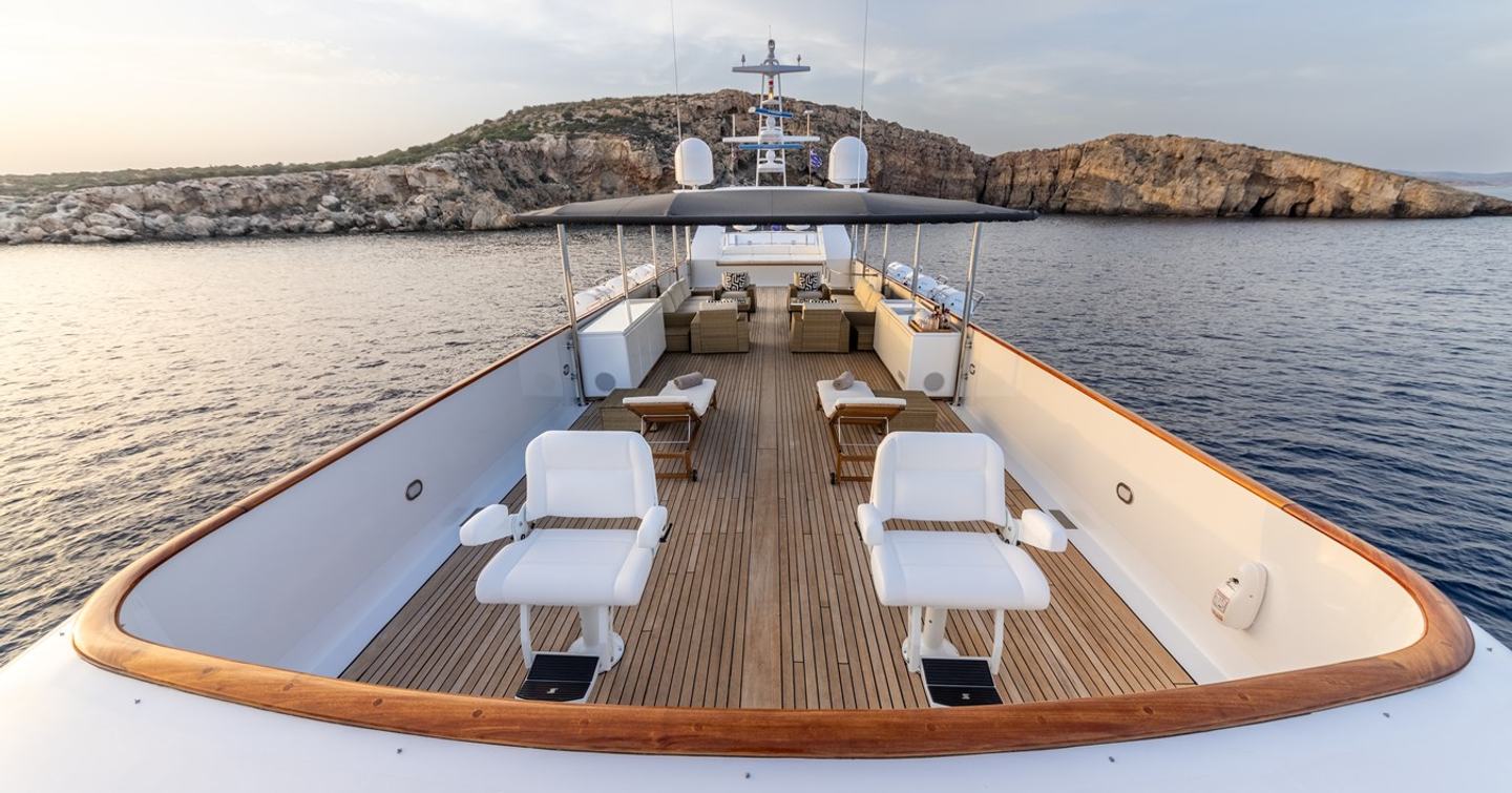 Superyacht Adamas V sundeck