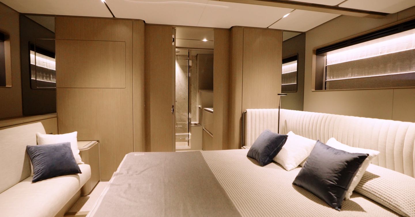 Ferretti-Infynito-90-VIP-cabin